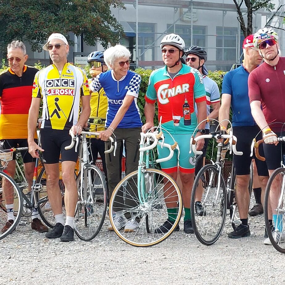 Gruppenaufstellung der Teilnehmenden mit ihren Oldtimer Rädern der Würmtal-Stahl Tour 2025