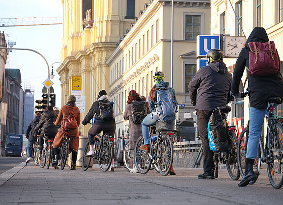 Enger Radweg mit vielen Radfahrenden
