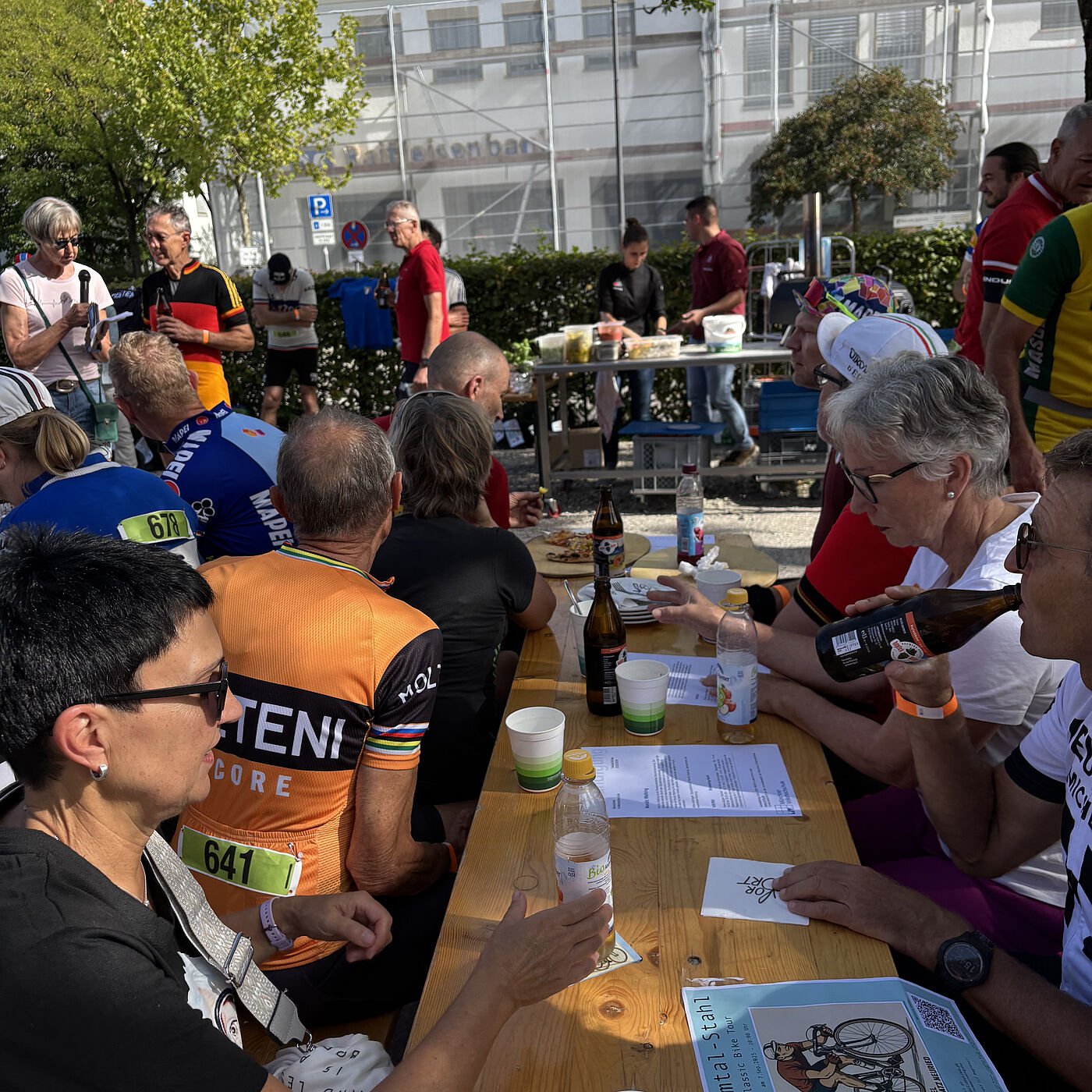 Radlende bei Kaffeepause am Biertisch bei Würmtal-Sthahl Tour 2025