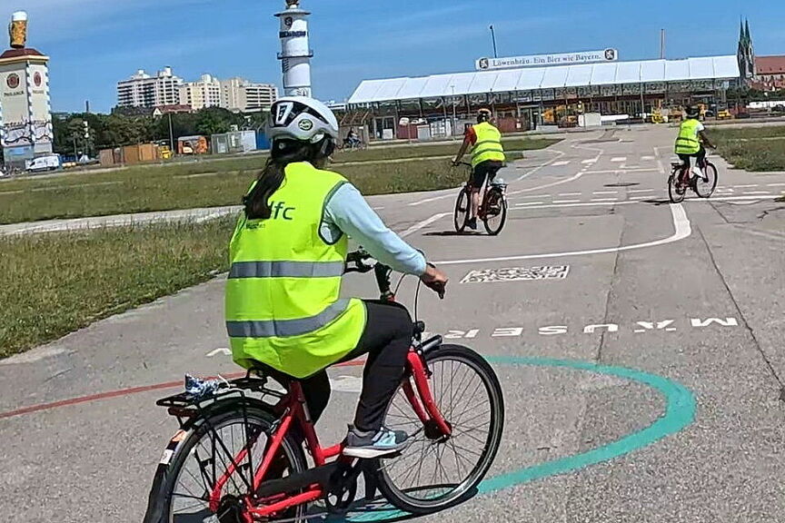 Mäuserennen mehrere Radfahrende versuchen, die Linien des Mäuserennens nachzufahren