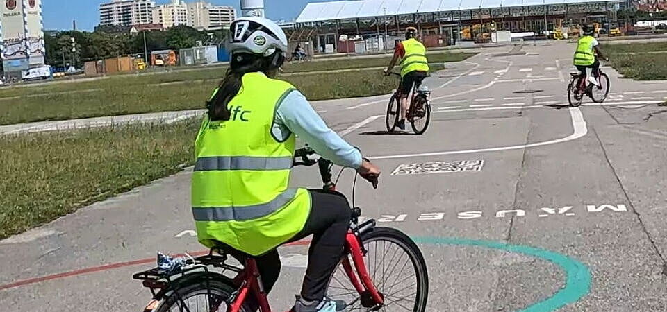 mehrere Radfahrende versuchen, die Linien des Mäuserennens nachzufahren