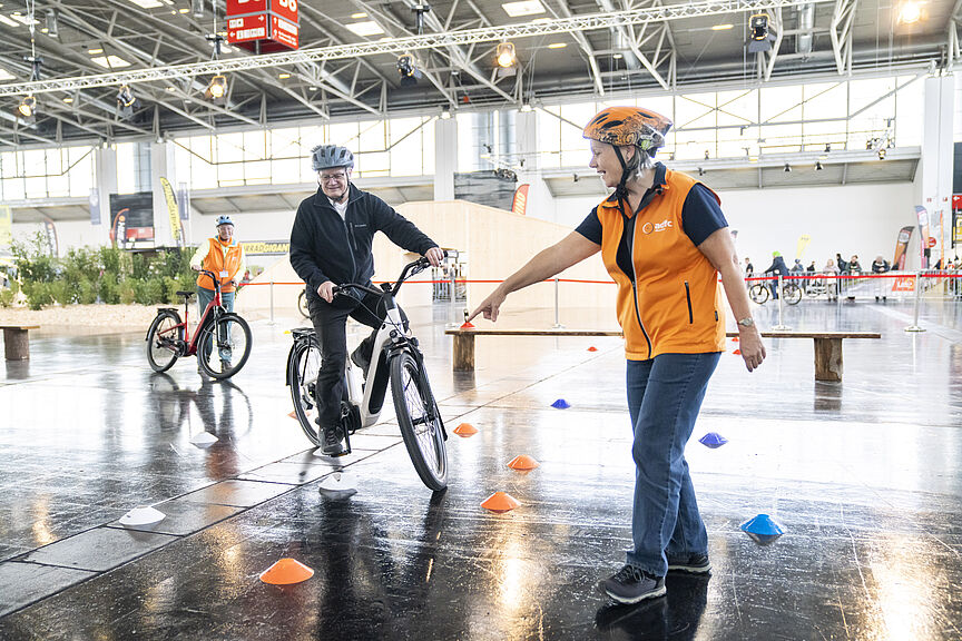 Radfahrende fahren auf dem Parcours