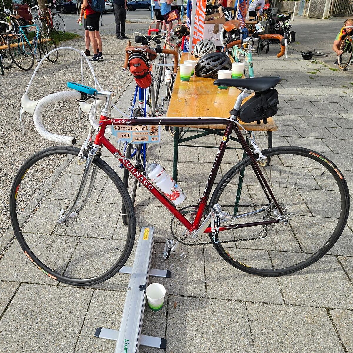 Colnago Stahl-Rennrad mit rot-schwarzem Stahlrahmen
