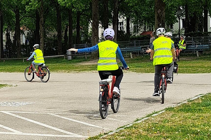 Abbiegen Gruppe Fahranfänger übt das Linksabbiegen mit Handzeichen