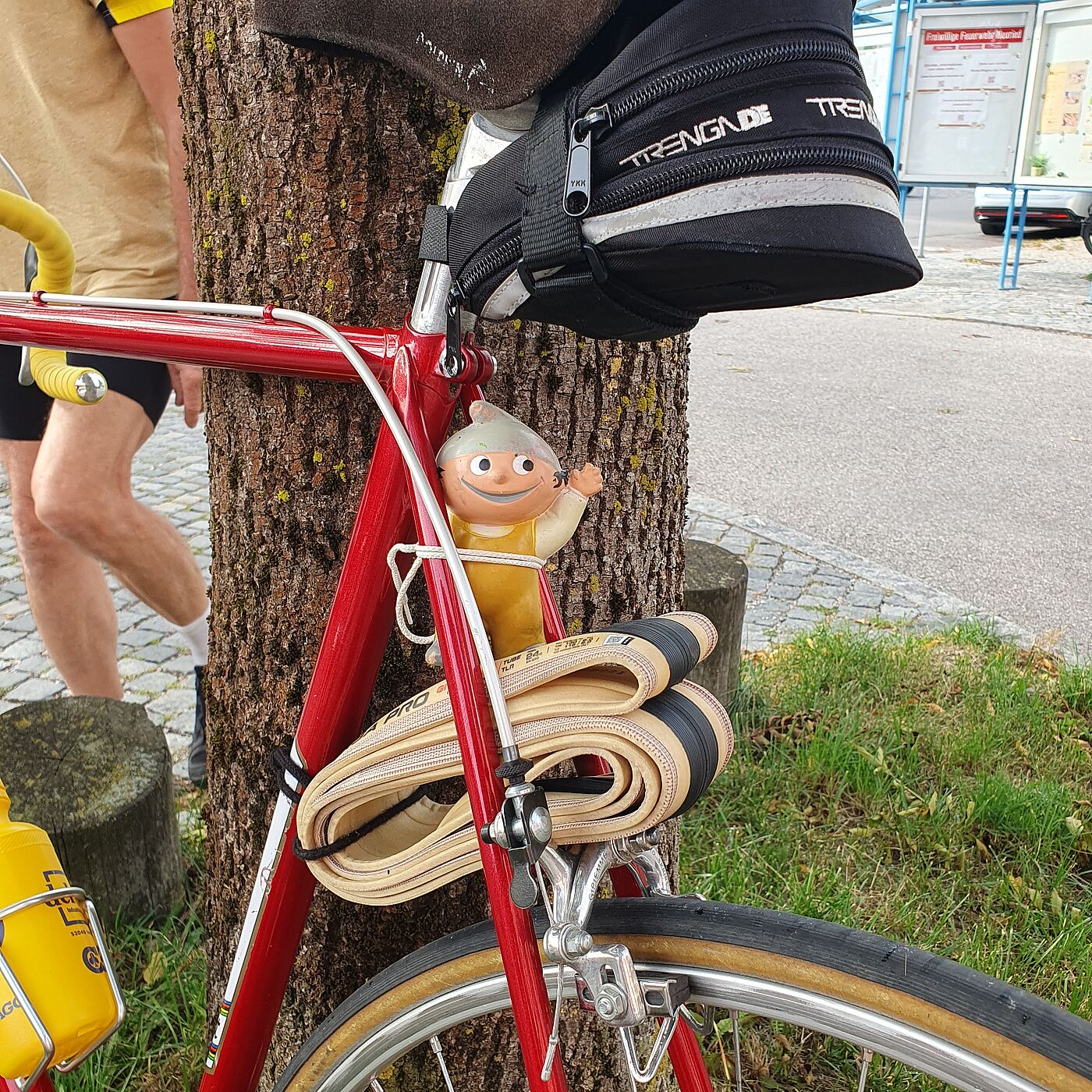 Auschnitt eines alten Rennrades mit Sattel und darunter ein Meinzelmännchen