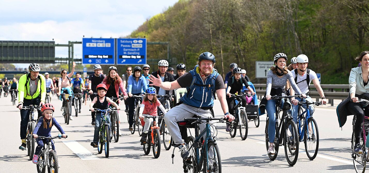 Gutgelaunte Radfahrende auf der für Kfz gesperrten Autobahn A96