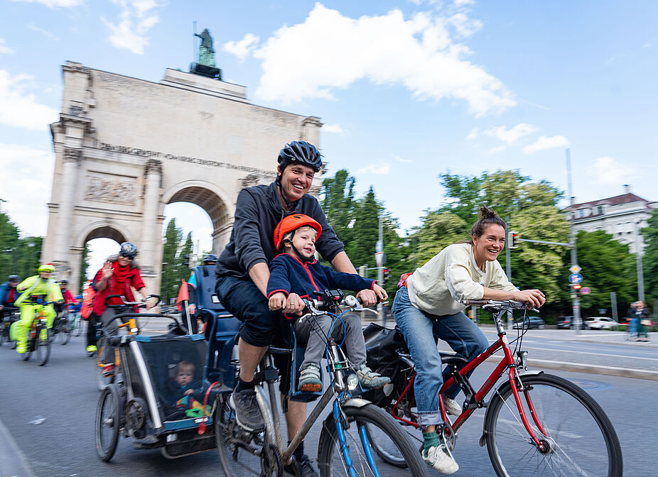 Sternfahrt Bild Newsletter / Webseite etc. Radfahrende bei der Sternfahrt