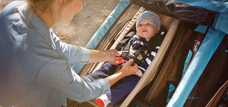 Schon ganz junge Babys können mit einem speziellen Sitz im Trailer mitgenommen werden. Im ersten halben Jahr sollte man allerdings noch keine längeren Touren planen. Schon ganz junge Babys können mit einem speziellen Sitz im Trailer mitgenommen werden. Im ersten halben Jahr sollte man allerdings noch keine längeren Touren planen.