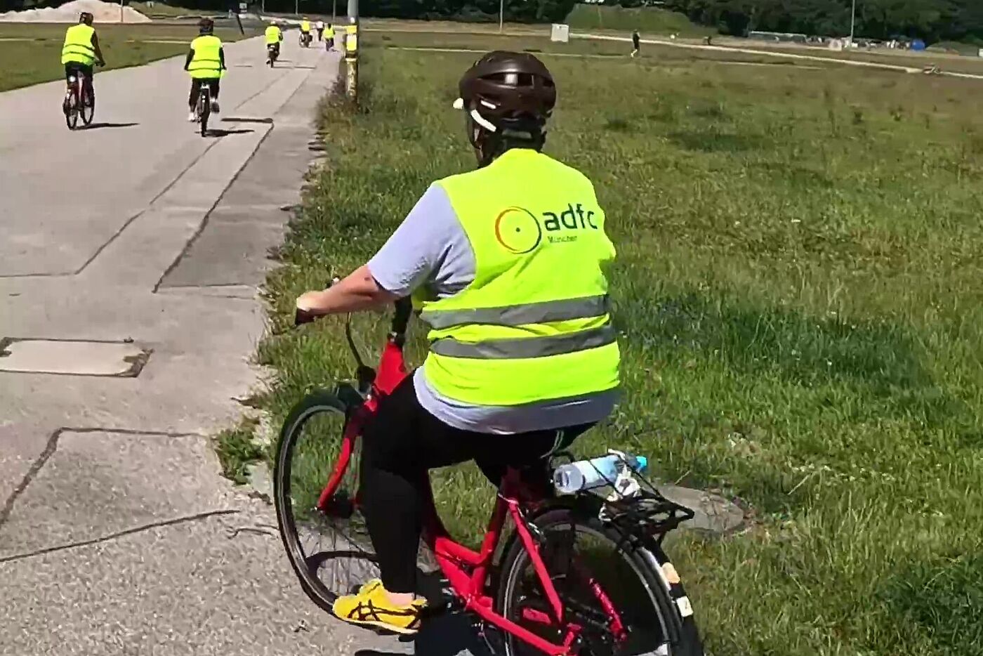 Anfänger bei den ersten gelungenen Versuchen auf dem Rad. Die ganze Gruppe fährt!