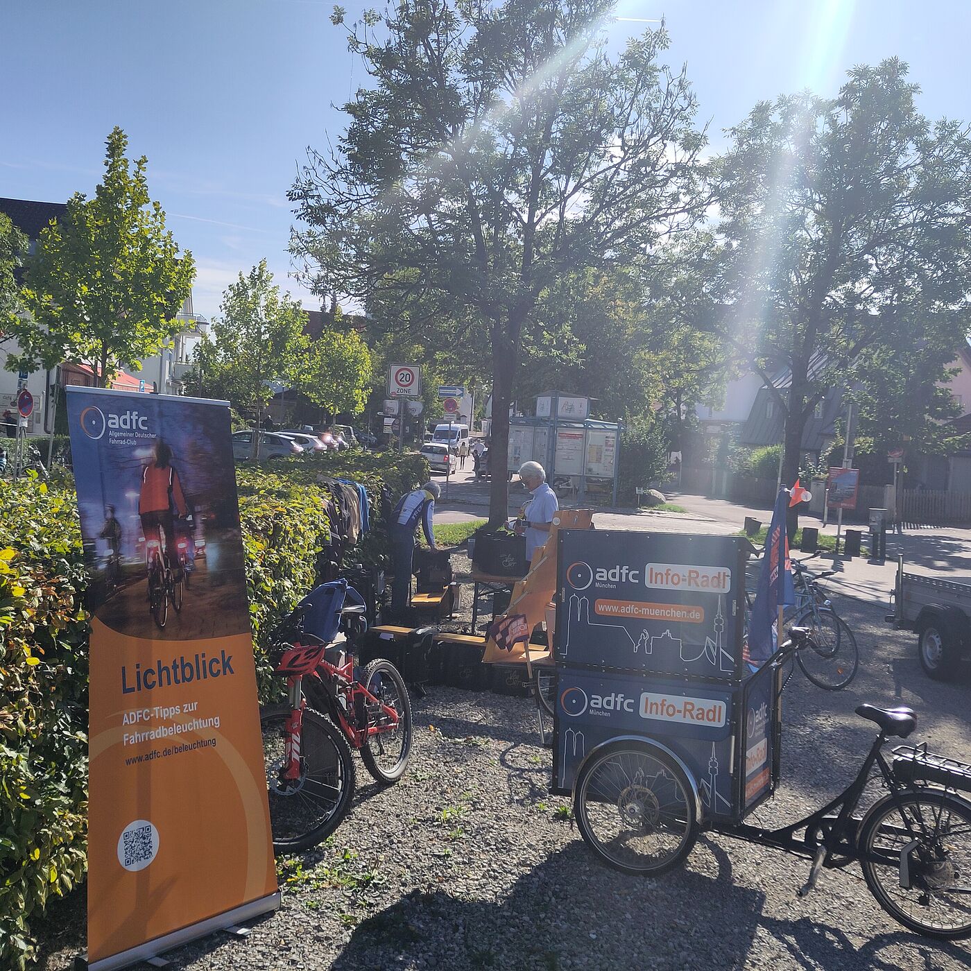 ADFC Infolastenrad im Gegenlicht