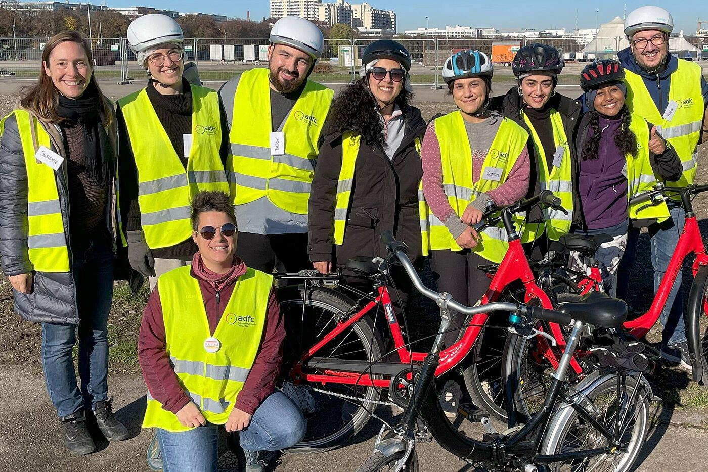 Fröhliches Gruppenfoto mit 9 Anfängern sowie einigen Leihfahrrädern