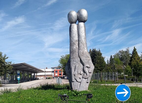 Statur in HöSi mit Radl davor