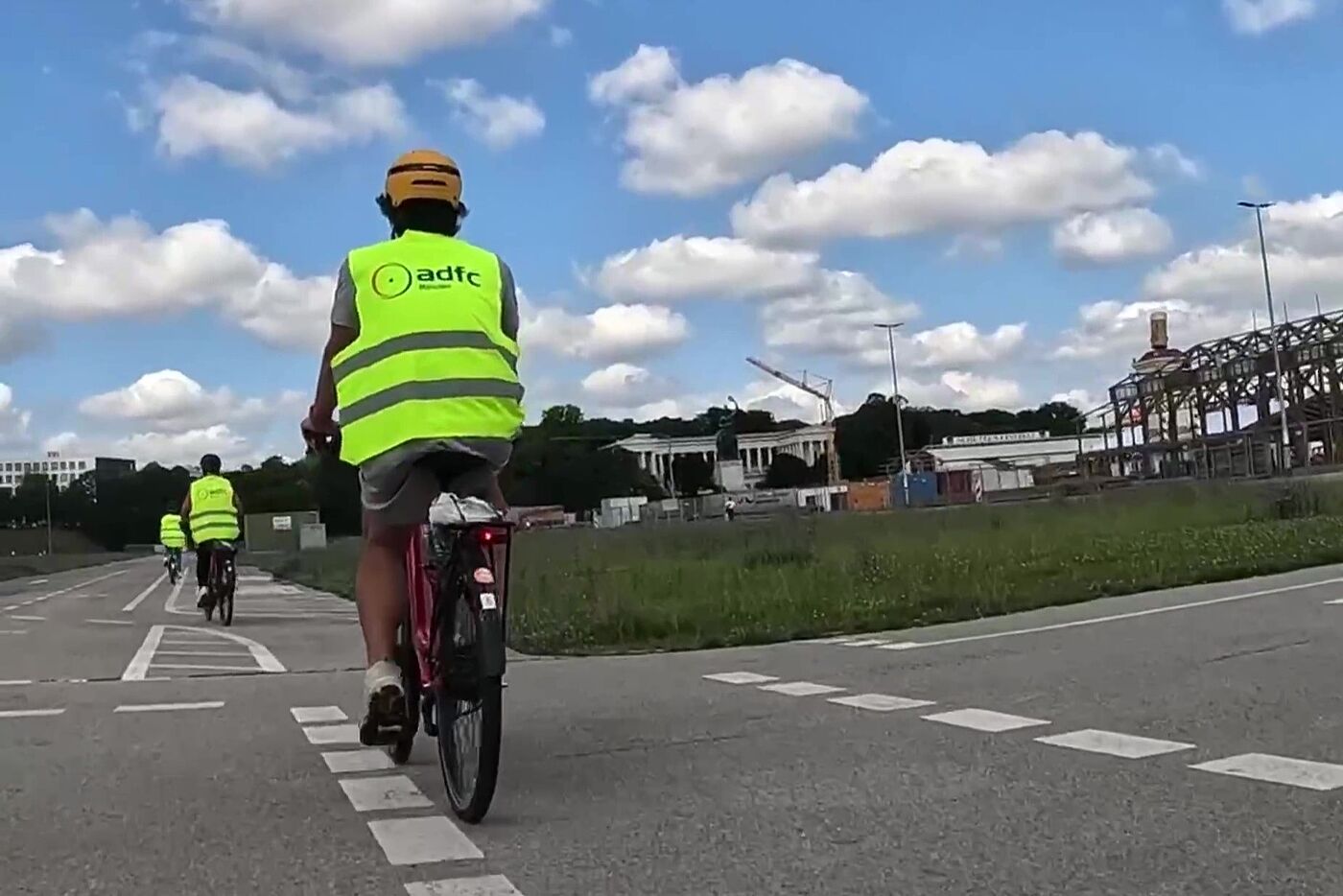 Anfänger auf dem Fahrrad, die lernen, am Fahrbahnrand die Spur zu halten