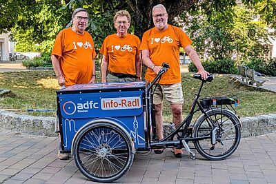 Die drei Ortsgruppensprecher des ADFC Garching von links nach rechts: Rolf Schlesinger, Thomas Hülsmann und Ulrich Eggers stehen hinter dem Infolastenrad des ADFC München
