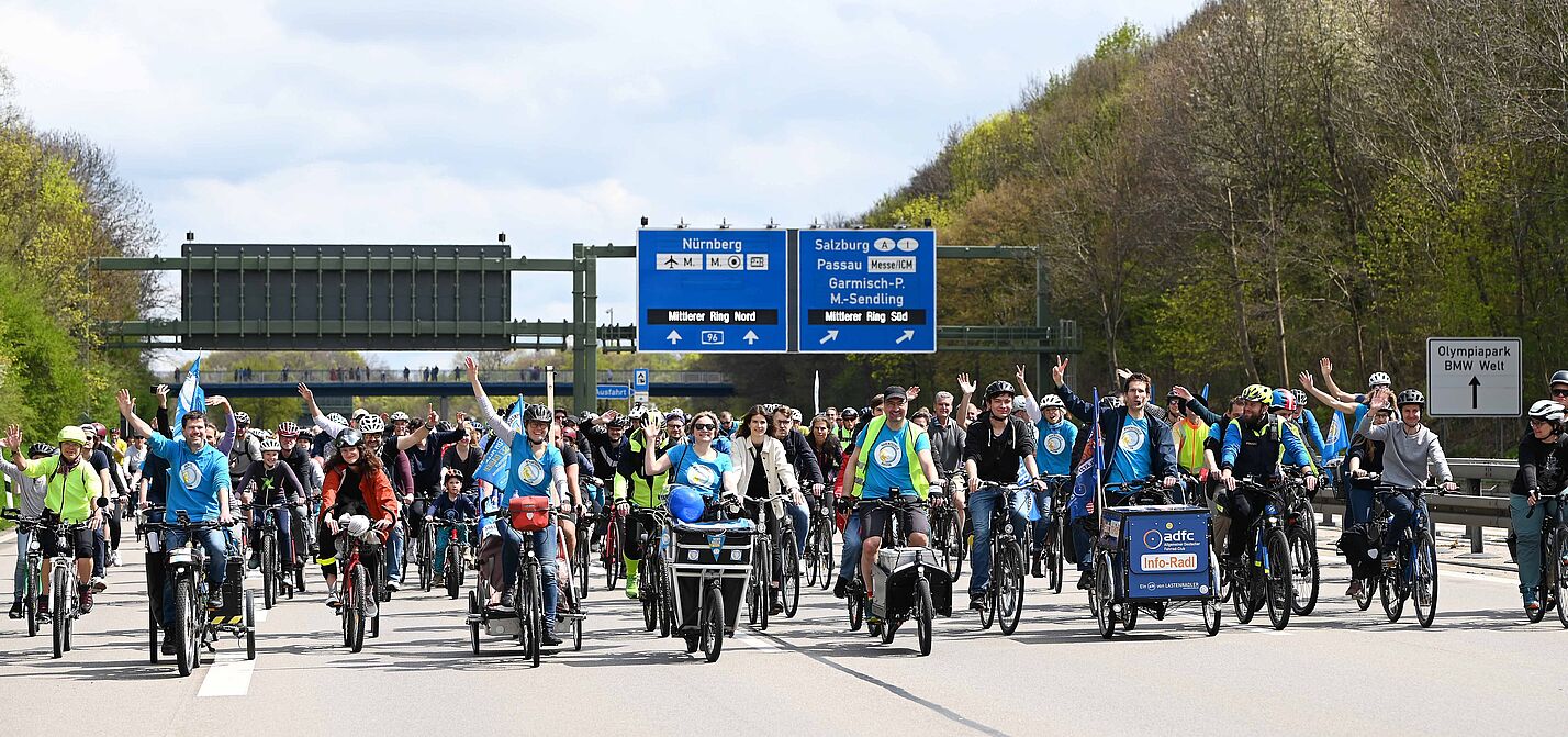 Sternfahrt 2023: viele Radfahrer auf der A96