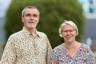 Links ist Alfred Vollmer zu sehen, rechts Claudia Engmann, die Ortsgruppenleitung des ADFC Neubiberg. Beide lächelnd.