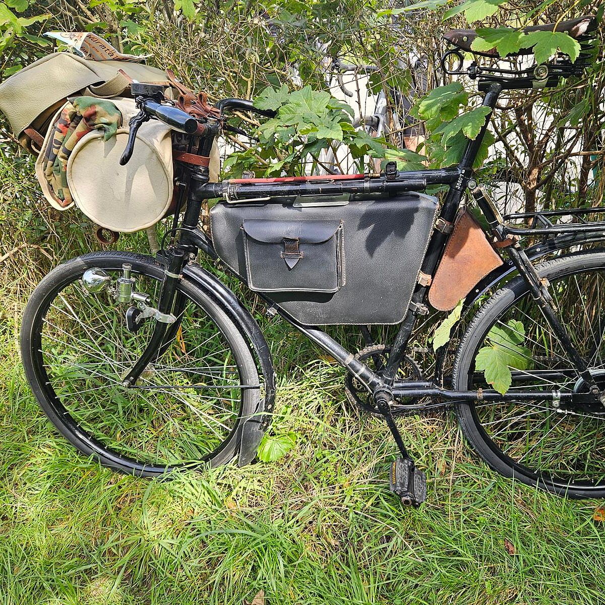 schwarzes altes Tourenrad mit Ledertaschen Transportausrüstung