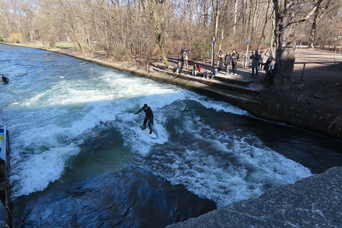 Bild 2: Eisbachwelle