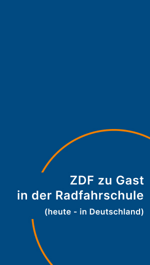 Schau dir dieses Video von ZDF an und erfahre, wie unsere Radfahrschule in München Erwachsenen dabei hilft, sicher und selbstbewusst Fahrradfahren zu lernen. Unsere erfahrenen Fahrradtrainer bieten geduldiges und professionelles Training in einer sicheren Umgebung.