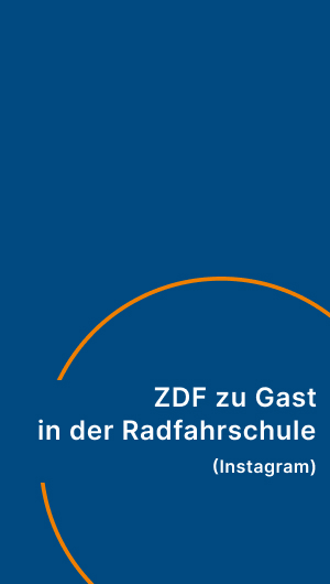 Ein kurzes Video über unsere Radfahrschule in München. Dieses ZDF-Video auf Instagram zeigt, wie unsere erfahrenen Trainer Erwachsene dabei unterstützen, sicher und selbstbewusst Fahrradfahren zu lernen mit Freude und Geduld, individueller Betreuung und einer sicheren Lernumgebung.