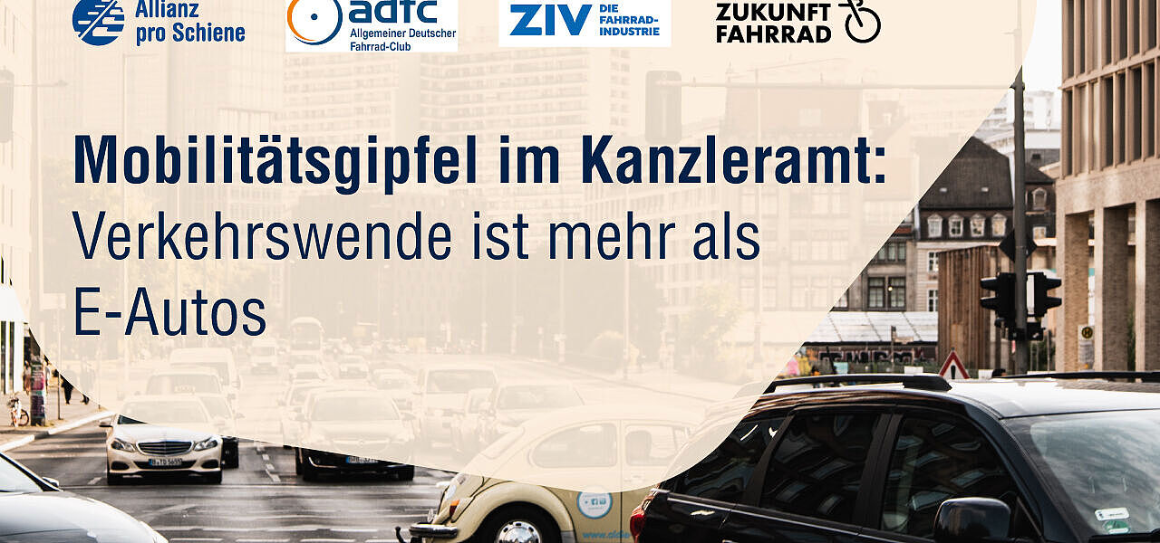 Mobilitätsgipfel im Kanzleramt Folie mit Übersicht der Verbände und Autos im Hintergrund