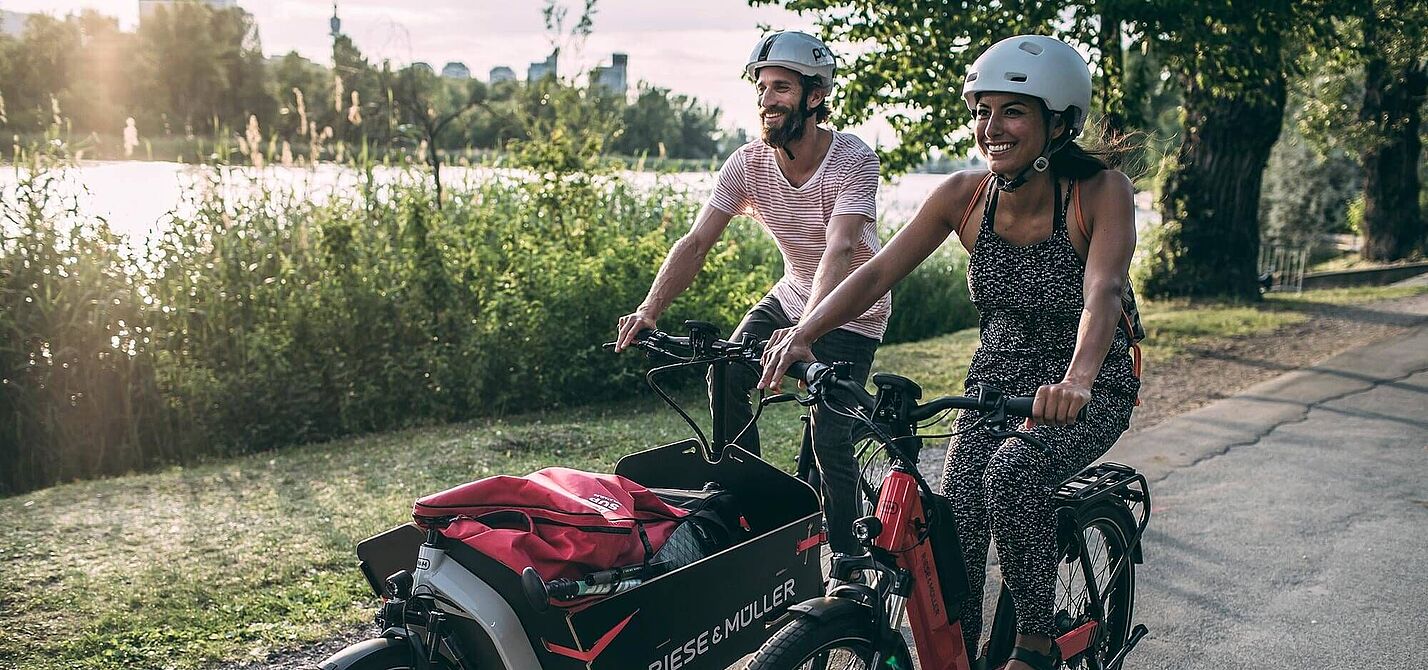Zusammen unterwegs mit E-Bike und E-Bike Lastenrad Zusammen unterwegs mit E-Bike und E-Bike Lastenrad