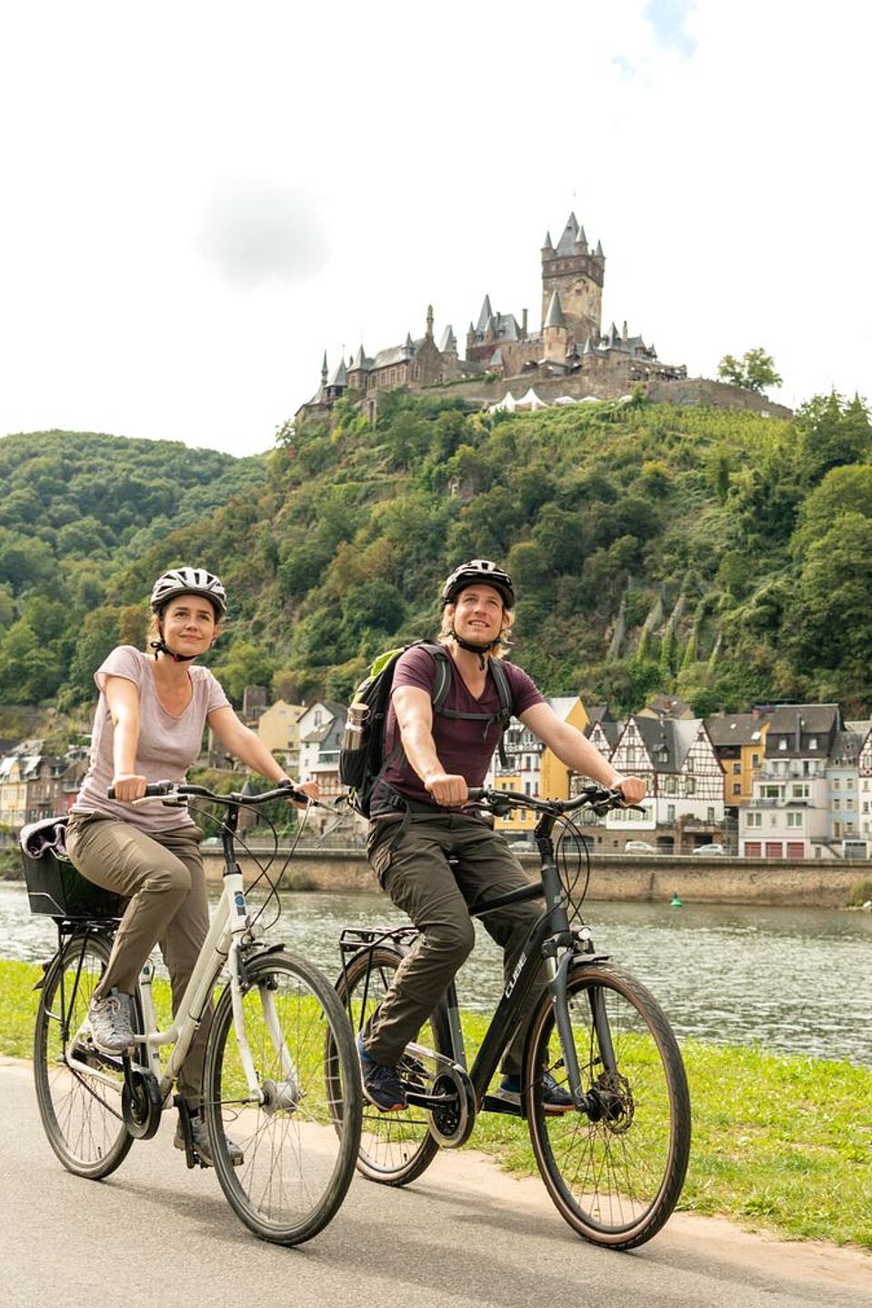 Auf dem Moselradweg Zwei Radfahren auf dem Moselradweg bei Cochem.